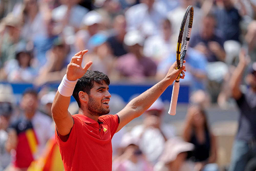| Photo: AP/Andy Wong : Carlos Alcaraz celebrates after defeating Felix Auger-Aliassime